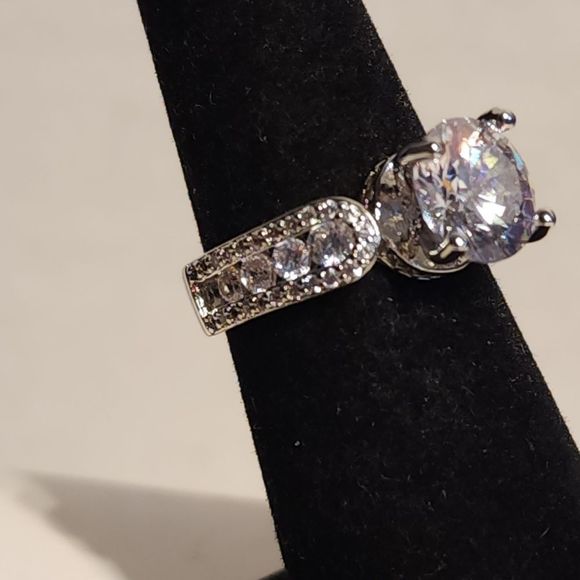 ❤️  Rount Cut side round accent stone Ring Engagement - Picture 4 of 8